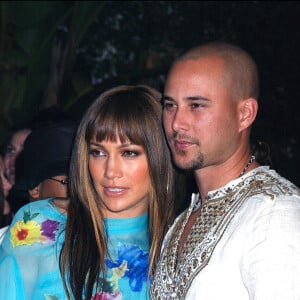 Jennifer Lopez et Cris Judd à une soirée organisée en marge des Grammy Awards à Los Angeles le 27 février 2002