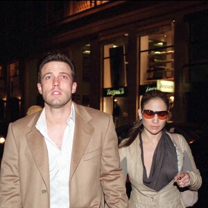 Ben Affleck et Jennifer Lopez à Paris en avril 2003. Le couple s'est fréquenté entre 2002 et 2004 et avait même été fiancé.