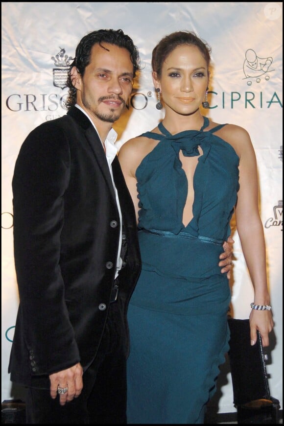 Marc Anthony et Jennifer Lopez à New York en 2005. Le couple s'était marié en 2004 et avait rompu en 2011. Le divorce a été prononcé trois ans plus tard. Ensemble, ils ont eu les jumeaux Max et Emme (nés en 2008).