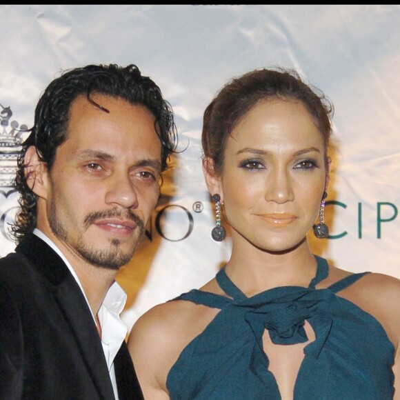 Marc Anthony et Jennifer Lopez à New York en 2005. Le couple s'était marié en 2004 et avait rompu en 2011. Le divorce a été prononcé trois ans plus tard. Ensemble, ils ont eu les jumeaux Max et Emme (nés en 2008).