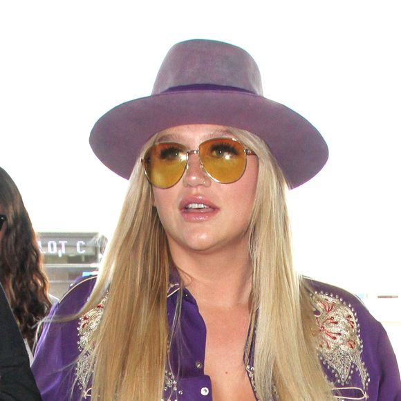 La chanteuse Kesha arrive, bras dessus bras dessous avec son garde du corps, à l'aéroport LAX de Los Angeles pour prendre un avion, le jour de la Saint-Valentin. Le 14 février 2017