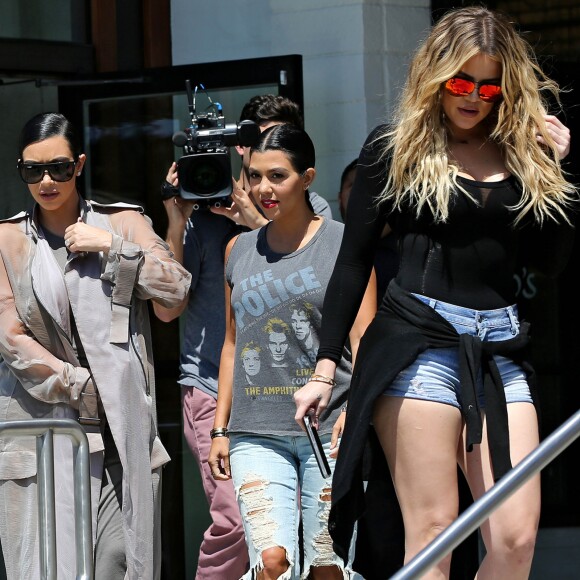 Les soeurs Kardashian (Kim enceinte, Kourtney et Khloe) sur le tournage de leur émission de téléréalité dans un restaurant à Ahoura Hills en Californie le 14 juillet 2015.