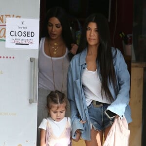 Kim et Kourtney Kardashian avec leurs filles Penelope et North West dans les studios de tournage pour leur émission 'Keeping Up With The Kardashian's' à Los Angeles le 10 mars 2017.