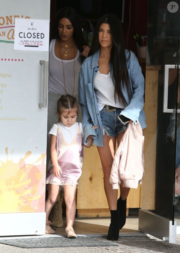 Kim et Kourtney Kardashian avec leurs filles Penelope et North West dans les studios de tournage pour leur émission 'Keeping Up With The Kardashian's' à Los Angeles le 10 mars 2017.