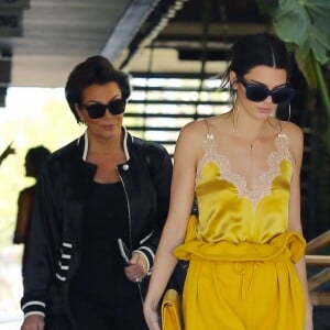 Kris Jenner avec sa fille Kendall Jenner sur le tournage de leur télé réalité 'Keeping Up With The Kardashians' à Thousand Oaks, le 15 mars 2017