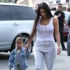 Kim Kardashian, habillée d'un débardeur blanc, d'un jogging Champion et de bottines YEEZY (collection Season 4), sort avec sa fille North West à Los Angeles le 10 mars 2017.