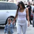 Kim Kardashian, habillée d'un débardeur blanc, d'un jogging Champion et de bottines YEEZY (collection Season 4), sort avec sa fille North West à Los Angeles le 10 mars 2017.