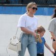 Exclusif - Hilary Duff, en t-shirt blanc, jean et bottines, emmène son fils Luca au cinéma et faire du shopping à Studio City. Un sac Céline et des lunettes de soleil accessoirisent sa tenue. Le 10 mars 2017.
