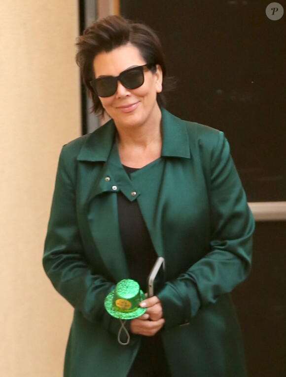Kris Jenner (habillée en vert pour la St Patrick) - La famille Kardashian fête l'anniversaire de Rob Kardashian à Los Angeles, le 17 mars 2017