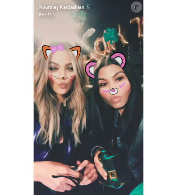 Khloé et Kourtney Kardashian célébrant les 30 ans de leur frère Rob le 17 mars 2017