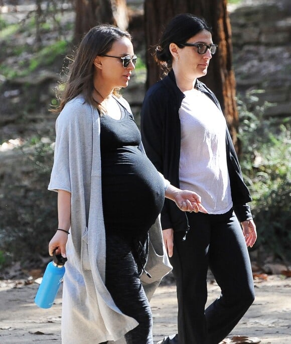Natalie Portman, enceinte se promène avec une amie à Los Feliz le 31 janvier 2017.