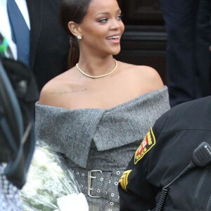 Rihanna nommée personnalité humanitaire de l'année par Harvard à Cambridge dans Massachusetts. Rihanna, grâce à son travail caritatif, a construit un centre d'oncologie et de médecine nucléaire de tout premier ordre pour diagnostiquer et traiter le cancer du sein à l'hôpital Queen Elizabeth de Bridgetown à La Barbade. La chanteuse a aussi mis en place un programme destiné à payer les frais universitaires pour les étudiants des Caraïbes qui partent étudier aux Etats-Unis. Elle soutient également les efforts pour offrir aux filles un meilleur accès à l'éducation dans les pays en voie de développement. Le 28 février 2017