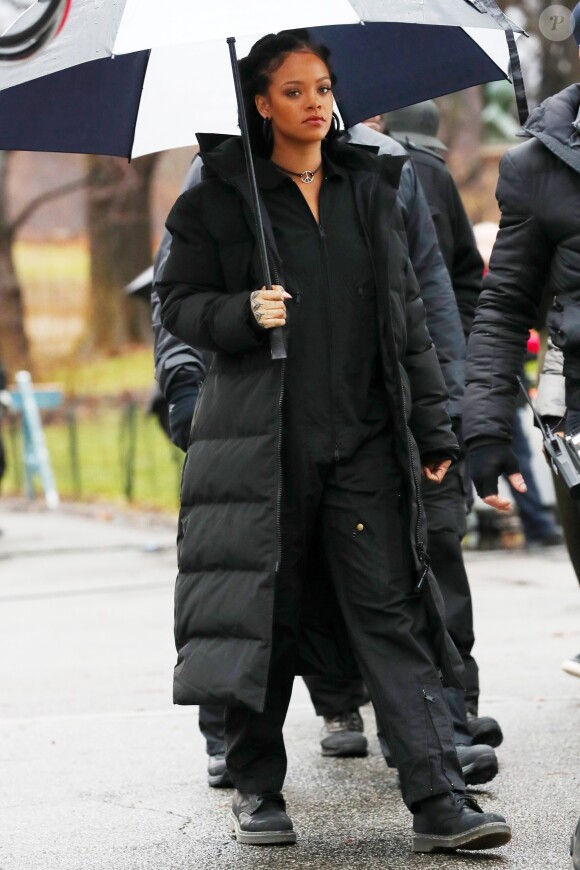 Rihanna sur le tournage du film 'Ocean's Eight' un jour de pluie dans Central Park à New York City, New York, Etats-Unis, le 24 janvier 2017