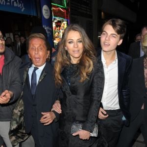 Valentino Garavani, Elizabeth Hurley et son fils Damian Charles Hurley quittent le Dominion Theatre à l'issue d'une représentation de la comédie musicale 'An American in Paris'. Londres, le 21 mars 2017.