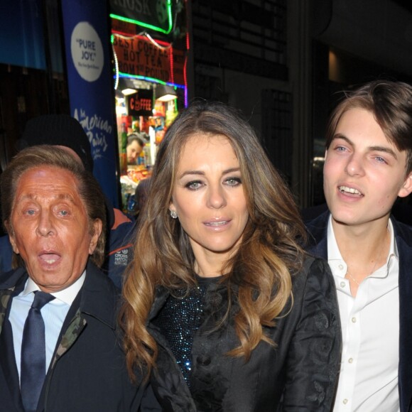 Valentino Garavani, Elizabeth Hurley et son fils Damian Charles Hurley quittent le Dominion Theatre à l'issue d'une représentation de la comédie musicale 'An American in Paris'. Londres, le 21 mars 2017.