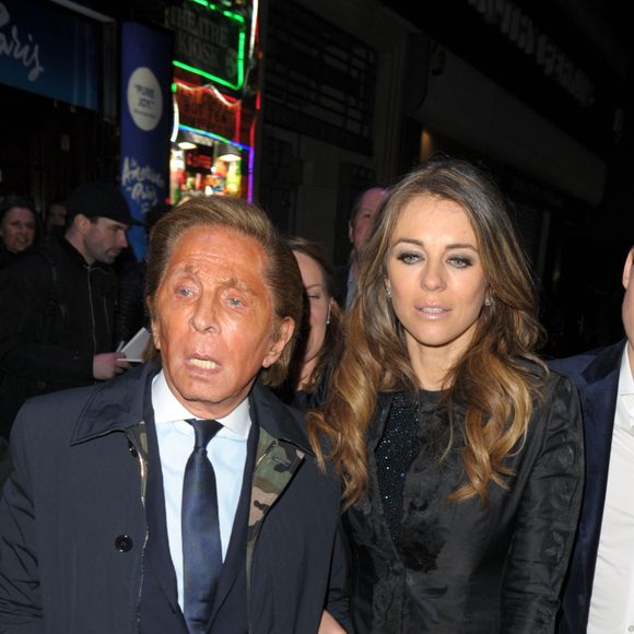 Valentino Garavani, Elizabeth Hurley et son fils Damian Charles Hurley quittent le Dominion Theatre à l'issue d'une représentation de la comédie musicale 'An American in Paris'. Londres, le 21 mars 2017.