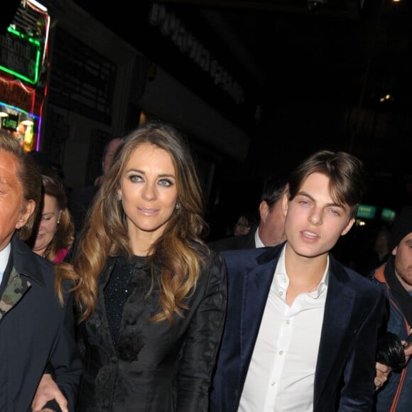 Valentino Garavani, Elizabeth Hurley et son fils Damian Charles Hurley quittent le Dominion Theatre à l'issue d'une représentation de la comédie musicale 'An American in Paris'. Londres, le 21 mars 2017.