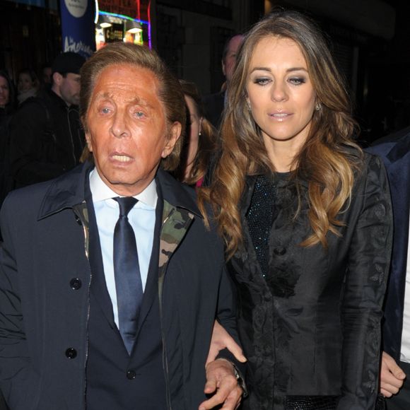 Valentino Garavani, Elizabeth Hurley et son fils Damian Charles Hurley quittent le Dominion Theatre à l'issue d'une représentation de la comédie musicale 'An American in Paris'. Londres, le 21 mars 2017.
