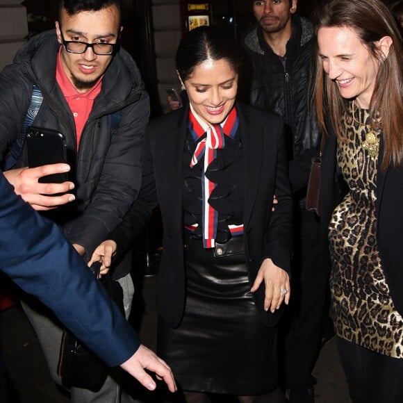 Salma Hayek quitte le Dominion Theatre à l'issue d'une représentation de la comédie musicale 'An American in Paris'. Londres, le 21 mars 2017.