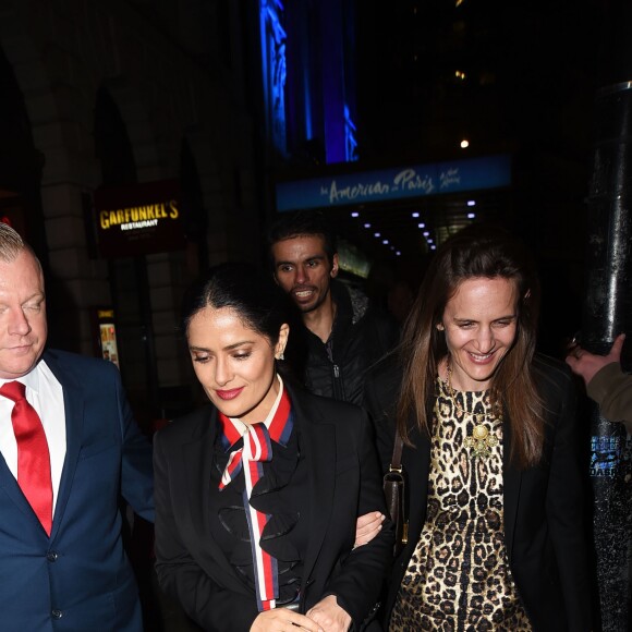 Salma Hayek quitte le Dominion Theatre à l'issue d'une représentation de la comédie musicale 'An American in Paris'. Londres, le 21 mars 2017.