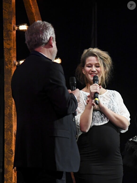 Yves Bigot et Selah Sue (enceinte) recoit le Grand Prix du répertoire Sacem à l'export lors de La cérémonie des Grands Prix Sacem 2016 aux Folies Bergères à Paris, France, le 6 décembre 2016.