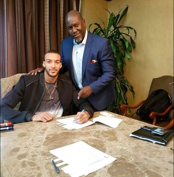 Rudy Gobert lors de la signature de son nouveau contrat avec les Utah Jazz, 93 millions d'euros sur quatre ans.