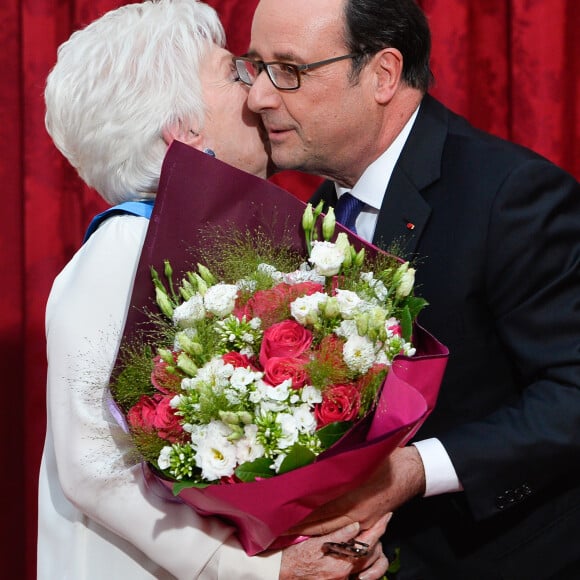 Line Renaud et François Hollande, Président de la République Française, lors de l'élévation de L. Renaud au rang de grand-croix de l'ordre national du Mérite, au Palais de l'Elysée à Paris, le 23 mars 2017. © Guirec Coadic/Bestimage