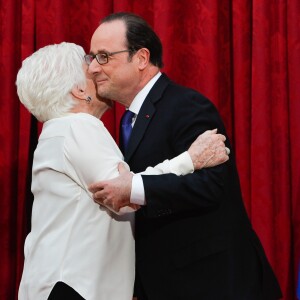 Line Renaud et François Hollande, Président de la République Française, lors de l'élévation de L. Renaud au rang de grand-croix de l'ordre national du Mérite, au Palais de l'Elysée à Paris, le 23 mars 2017. © Guirec Coadic/Bestimage