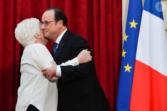 Line Renaud et François Hollande, Président de la République Française, lors de l'élévation de L. Renaud au rang de grand-croix de l'ordre national du Mérite, au Palais de l'Elysée à Paris, le 23 mars 2017. © Guirec Coadic/Bestimage
