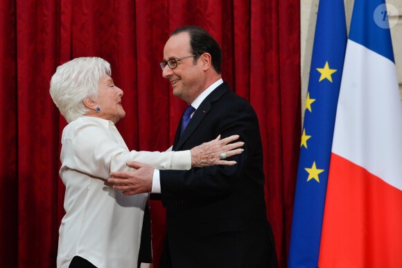 Line Renaud et François Hollande, Président de la République Française, lors de l'élévation de L. Renaud au rang de grand-croix de l'ordre national du Mérite, au Palais de l'Elysée à Paris, le 23 mars 2017. © Guirec Coadic/Bestimage