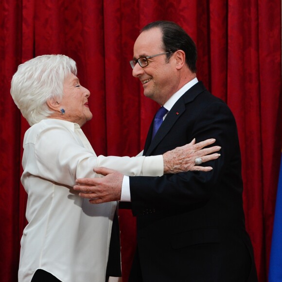 Line Renaud et François Hollande, Président de la République Française, lors de l'élévation de L. Renaud au rang de grand-croix de l'ordre national du Mérite, au Palais de l'Elysée à Paris, le 23 mars 2017. © Guirec Coadic/Bestimage