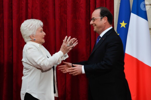 Line Renaud et François Hollande, Président de la République Française, lors de l'élévation de L. Renaud au rang de grand-croix de l'ordre national du Mérite, au Palais de l'Elysée à Paris, le 23 mars 2017. © Guirec Coadic/Bestimage