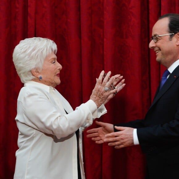 Line Renaud et François Hollande, Président de la République Française, lors de l'élévation de L. Renaud au rang de grand-croix de l'ordre national du Mérite, au Palais de l'Elysée à Paris, le 23 mars 2017. © Guirec Coadic/Bestimage