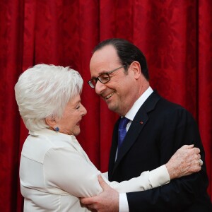 Line Renaud et François Hollande, Président de la République Française, lors de l'élévation de L. Renaud au rang de grand-croix de l'ordre national du Mérite, au Palais de l'Elysée à Paris, le 23 mars 2017. © Guirec Coadic/Bestimage