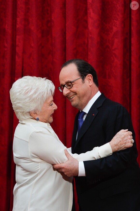 Line Renaud et François Hollande, Président de la République Française, lors de l'élévation de L. Renaud au rang de grand-croix de l'ordre national du Mérite, au Palais de l'Elysée à Paris, le 23 mars 2017. © Guirec Coadic/Bestimage
