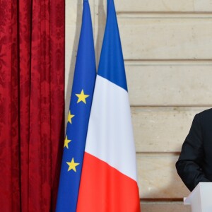 Line Renaud et François Hollande, Président de la République Française, lors de l'élévation de L. Renaud au rang de grand-croix de l'ordre national du Mérite, au Palais de l'Elysée à Paris, le 23 mars 2017. © Guirec Coadic/Bestimage