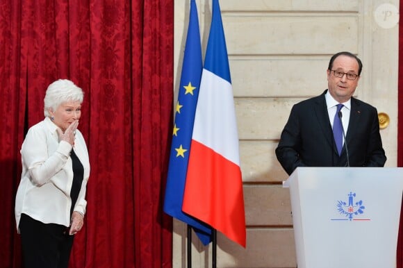 Line Renaud et François Hollande, Président de la République Française, lors de l'élévation de L. Renaud au rang de grand-croix de l'ordre national du Mérite, au Palais de l'Elysée à Paris, le 23 mars 2017. © Guirec Coadic/Bestimage
