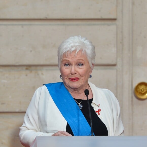 Line Renaud lors de son élévation au rang de grand-croix de l'ordre national du Mérite, au Palais de l'Elysée à Paris, le 23 mars 2017. © Guirec Coadic/Bestimage