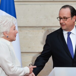 Line Renaud et François Hollande, Président de la République Française, lors de l'élévation de L. Renaud au rang de grand-croix de l'ordre national du Mérite, au Palais de l'Elysée à Paris, le 23 mars 2017. © Guirec Coadic/Bestimage