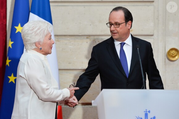 Line Renaud et François Hollande, Président de la République Française, lors de l'élévation de L. Renaud au rang de grand-croix de l'ordre national du Mérite, au Palais de l'Elysée à Paris, le 23 mars 2017. © Guirec Coadic/Bestimage