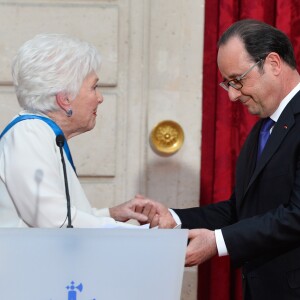 Line Renaud et François Hollande, Président de la République Française, lors de l'élévation de L. Renaud au rang de grand-croix de l'ordre national du Mérite, au Palais de l'Elysée à Paris, le 23 mars 2017. © Guirec Coadic/Bestimage