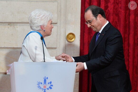 Line Renaud et François Hollande, Président de la République Française, lors de l'élévation de L. Renaud au rang de grand-croix de l'ordre national du Mérite, au Palais de l'Elysée à Paris, le 23 mars 2017. © Guirec Coadic/Bestimage