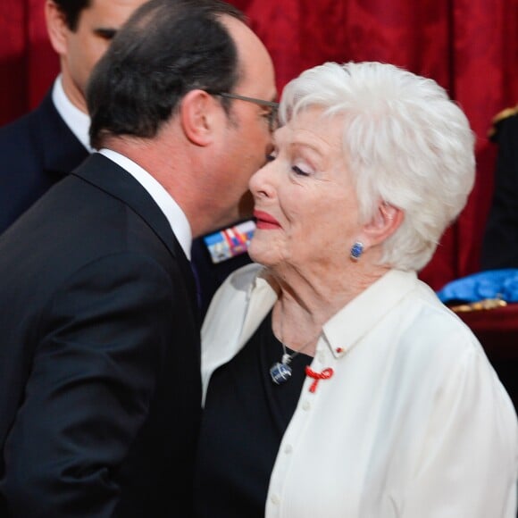 François Hollande, Président de la République Française, et Line Renaud lors de l'élévation de L. Renaud au rang de grand-croix de l'ordre national du Mérite, au Palais de l'Elysée à Paris, le 23 mars 2017. © Guirec Coadic/Bestimage