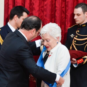 François Hollande, Président de la République Française, et Line Renaud lors de l'élévation de L. Renaud au rang de grand-croix de l'ordre national du Mérite, au Palais de l'Elysée à Paris, le 23 mars 2017. © Guirec Coadic/Bestimage