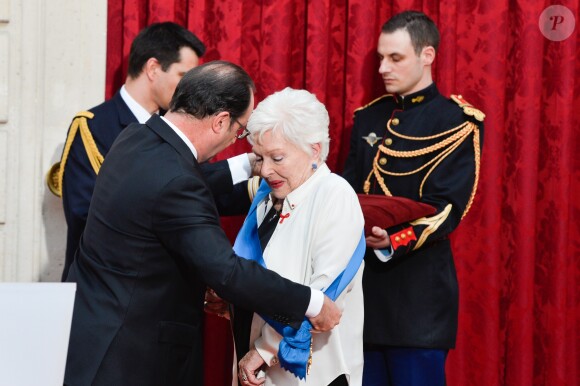 François Hollande, Président de la République Française, et Line Renaud lors de l'élévation de L. Renaud au rang de grand-croix de l'ordre national du Mérite, au Palais de l'Elysée à Paris, le 23 mars 2017. © Guirec Coadic/Bestimage