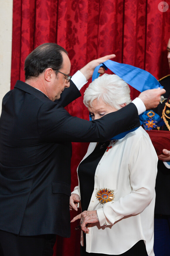 François Hollande, Président de la République Française, et Line Renaud lors de l'élévation de L. Renaud au rang de grand-croix de l'ordre national du Mérite, au Palais de l'Elysée à Paris, le 23 mars 2017. © Guirec Coadic/Bestimage