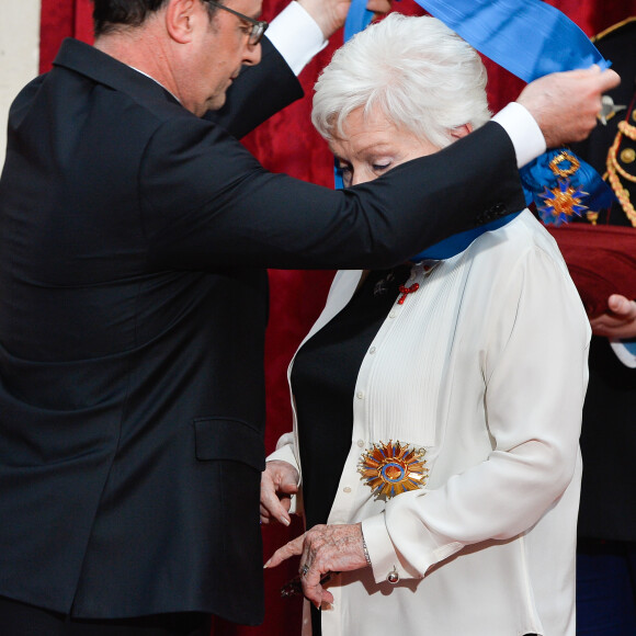 François Hollande, Président de la République Française, et Line Renaud lors de l'élévation de L. Renaud au rang de grand-croix de l'ordre national du Mérite, au Palais de l'Elysée à Paris, le 23 mars 2017. © Guirec Coadic/Bestimage