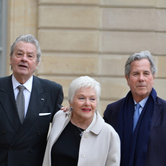 Alain Delon, Line Renaud et Jean-Louis Debré lors de l'élévation de L. Renaud au rang de grand-croix de l'ordre national du Mérite, au Palais de l'Elysée à Paris, le 23 mars 2017. © Guirec Coadic/Bestimage