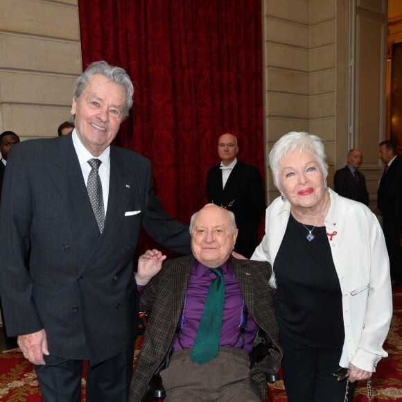 Alain Delon, Pierre Bergé et Line Renaud lors de l'élévation de L. Renaud au rang de grand-croix de l'ordre national du Mérite, au Palais de l'Elysée à Paris, le 23 mars 2017. © Guirec Coadic/Bestimage