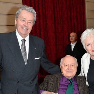 Alain Delon, Pierre Bergé et Line Renaud lors de l'élévation de L. Renaud au rang de grand-croix de l'ordre national du Mérite, au Palais de l'Elysée à Paris, le 23 mars 2017. © Guirec Coadic/Bestimage